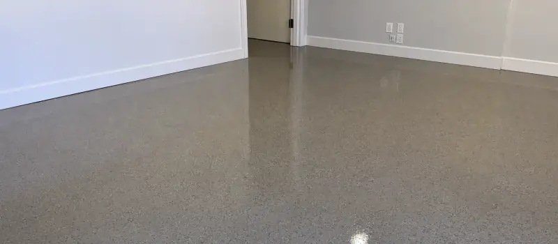 La même pièce, plancher époxy à flocons gris terminé