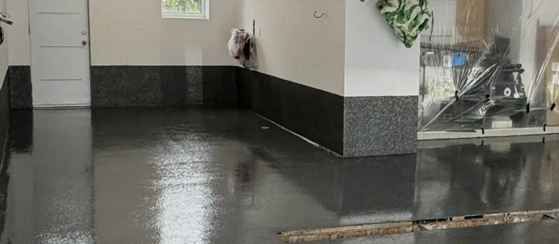 Le même garage, plancher époxy à flocons charbon terminé