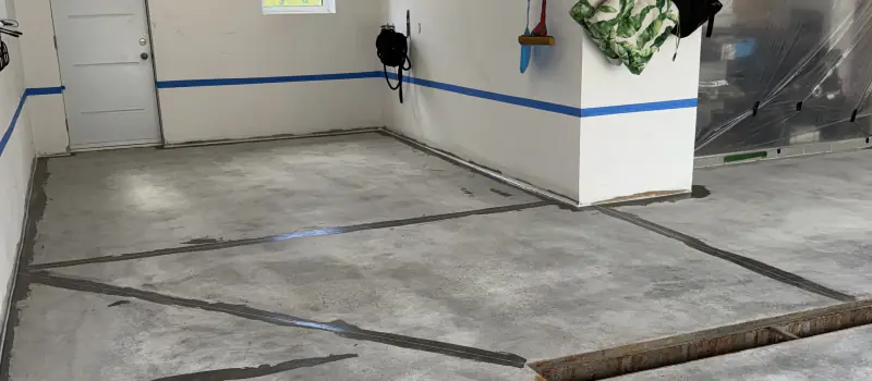 Dalle de garage meulée, fissures réparées, avant le fini