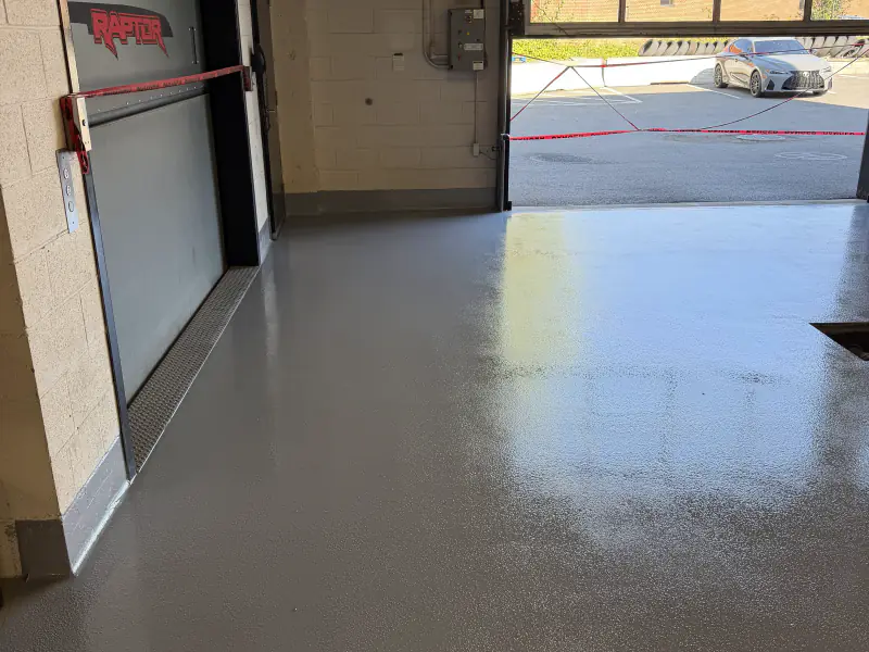 Plancher époxy uni, vue vers la sortie