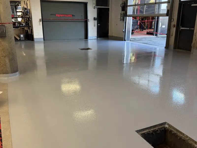 Plancher de garage commercial fini en époxy gris lustré