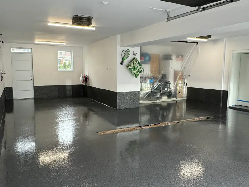 Plancher de garage fini en époxy à flocons charbon, lustré