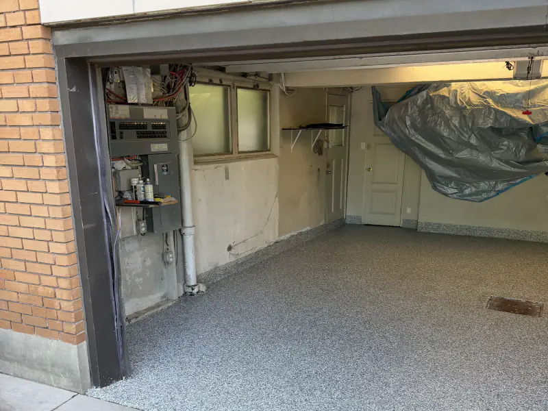 Garage résidentiel vu de l’extérieur, plancher fini en époxy à flocons gris