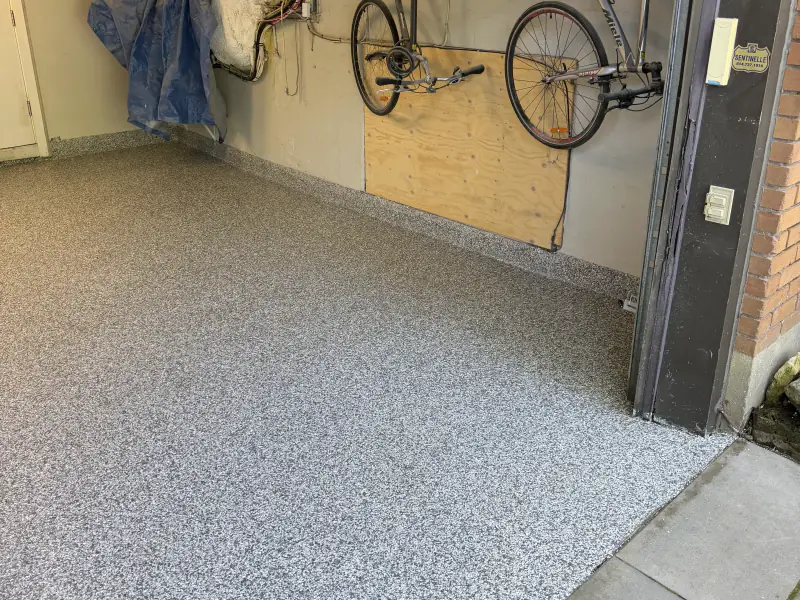 Garage résidentiel fini en époxy à flocons gris