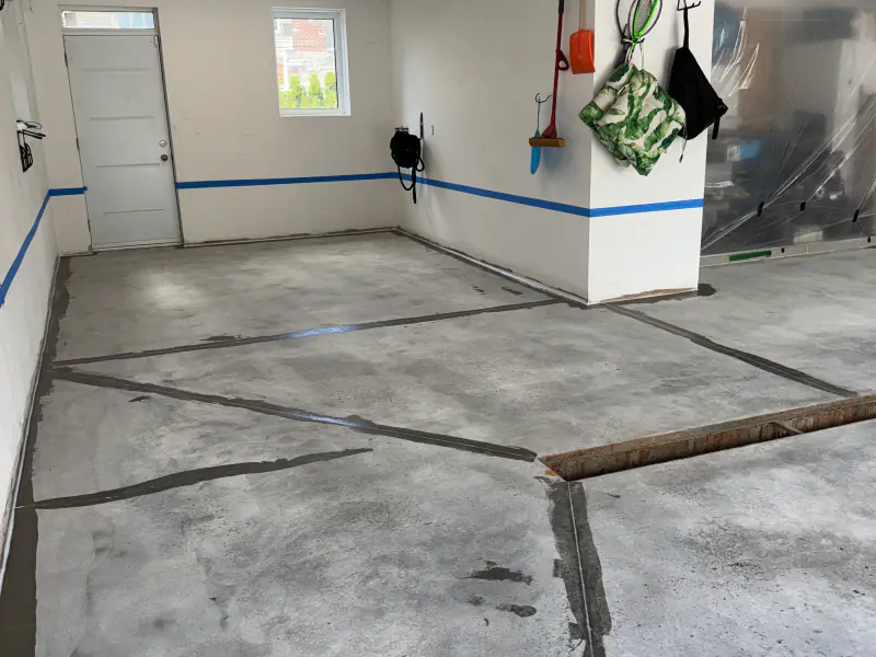 Dalle de garage meulée, fissures réparées, avant l’application de l’époxy