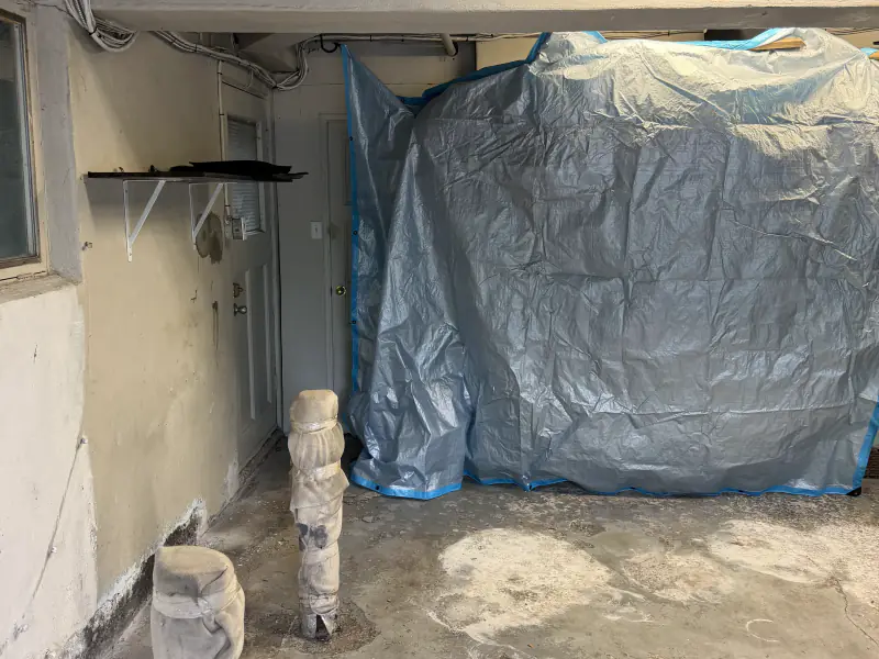Dalle de béton brute et tachée avant les travaux